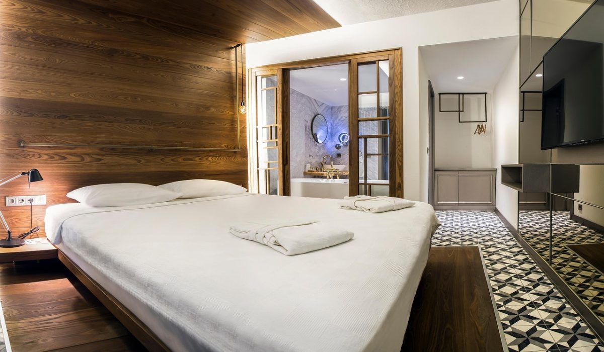 hotelroom-7772422_1280