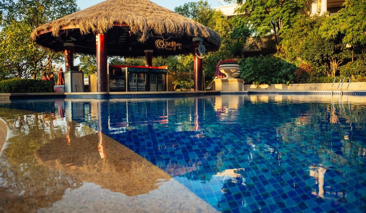swimming-pool-953286_1280